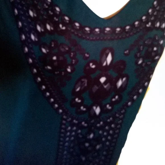 --- Green Tank Top w Jewelry Design Size Small - Picture 2 of 4